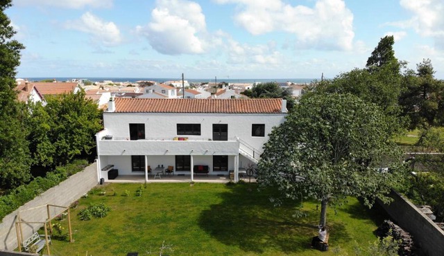 L'ATELIER, appartement de 70m2, chambres d'hôtes, salon, terrasse sur jardin ,près du port, petit dejeuner inclus