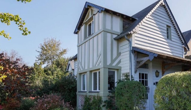 L'Atelier de La Maison Saint Léonard | pretty shared garden honfleur center
