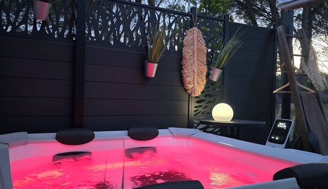 L'atelier des rêves, independent studio with private outdoor spa!