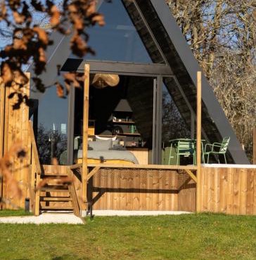 L Atypique Cabane insolite avec spa et sauna privatifs