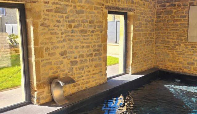 L'Atypique - Heated pool in a stone house with unusual spaces