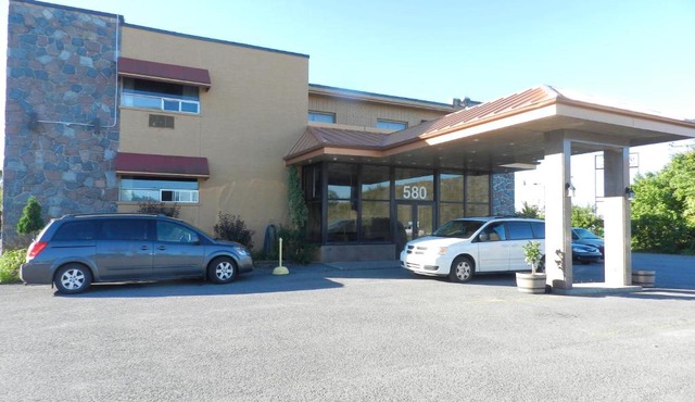 L'Auberge de l'Aeroport Inn