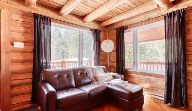 "L'Autentique, four-season log cabin