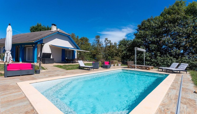 L'Azuré de Monein – Renovated Duplex with Stunning View, Private Pool, Garden, and Mezzanine