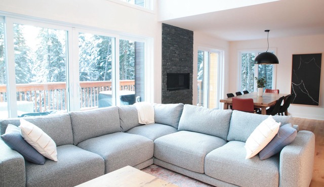 Luxury chalet with fireplace, games room, close to popular ski resorts