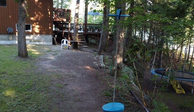 LAKEFRONT COTTAGE FOR RENT - Private, Roddick Lake, 4 bed rooms, Scenic
