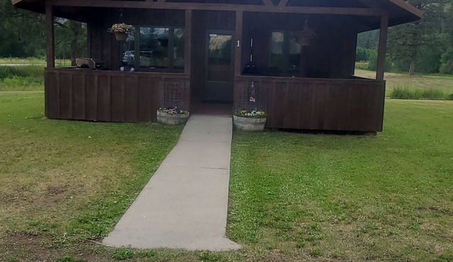 L Diamond E Guest Cabin #1 Rural luxury close to everything.