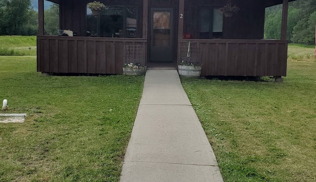 L Diamond E Guest Cabin #2. Rural Luxury close to everything.