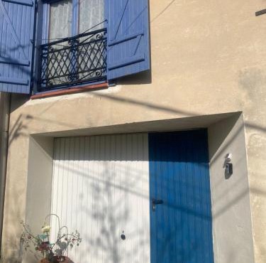 "L'Echapée Belle" Maison de village climatisée de 45m2 à proximité de Carcassonne,1 chbre à l'étage vue panoramique sur les pyrénées, cuisine équipée,1Salon,1 sdb, Wifi, Parking gratuit, Netflix,Canal sat, Fauteuil massant