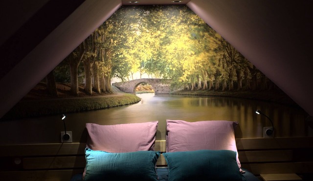 "L'écluse" stopover between the port and the city.