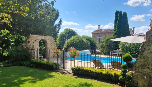 L'Écrin de la Rose – Peaceful retreat with pool, nature, and pet-friendly accommodations.