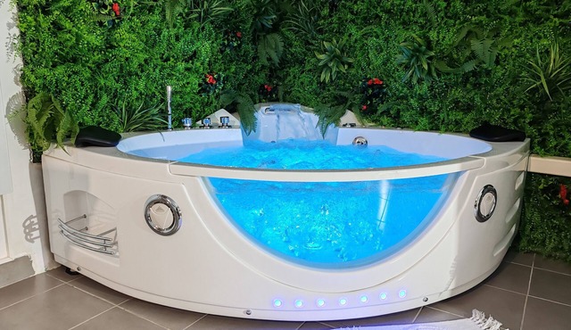 l'Eden, atypical house, relaxation area with Jacuzzi bathtub