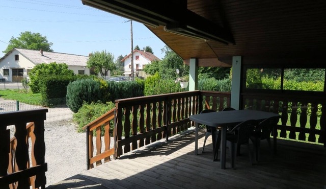 L'Emeraude, for relaxing and hiking among the lakes and waterfalls of the Jura region