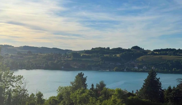 L'EMERAUDE suite lake view/swimming pool/beach 10 min walk away