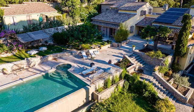 L'Encantada, charming property in Nîmes with swimming pool and green spaces