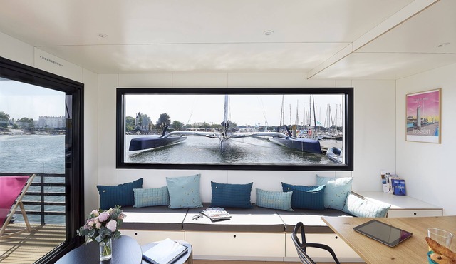 L'endroit, Lodge Boat