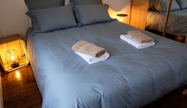 L'Entre 2, bright, quiet, south-facing walled garden, village center, 3 minutes from the GR34