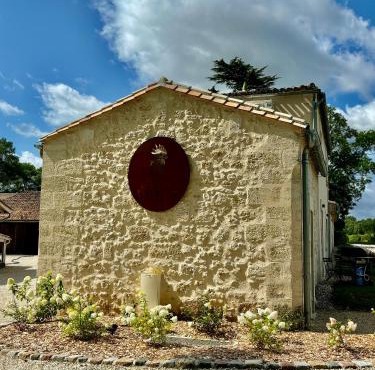 L'Eperonnette, cozy house with swimming pool, surrounded by vineyard, near St Emilion
