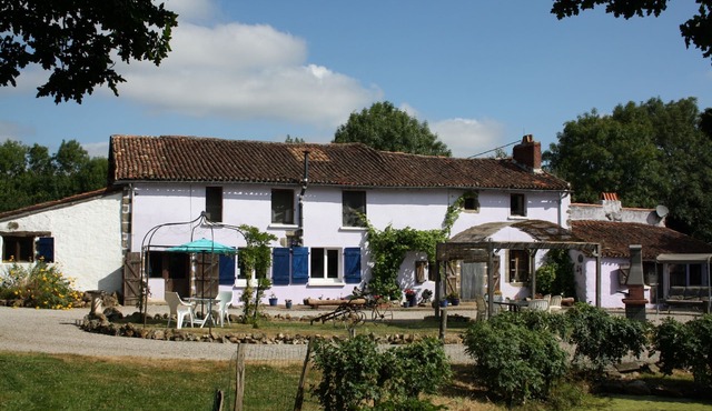 L'Etable (2 Bedrooms, Sleeps 4/6) 1 of 2 gites in16thC Farmhouse with Pool