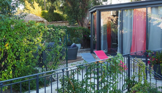 L'Eucalyptus, mazet not overlooked, beautiful private outdoor space