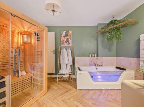 L'Evasion Tropicale - idéal couple - plein centre - sauna - baignoire balnéo LED 2 places - TV 4K Ambilight 130cm - parking gratuit à 2 pas du logement - wifi - maison médiévale sur 2 étages - entièrement rénovée 37m2
