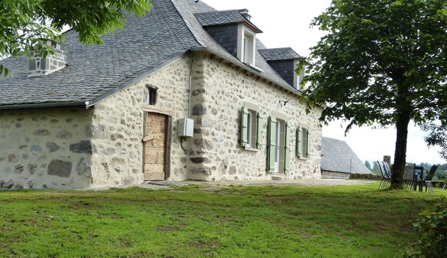 Large, comfortable house. Exceptional view of the lake and Auvergne mountains!