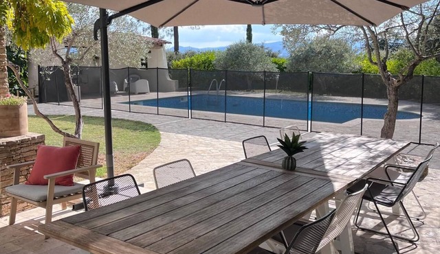 Large Provençal-style family home with swimming pool in a quiet location