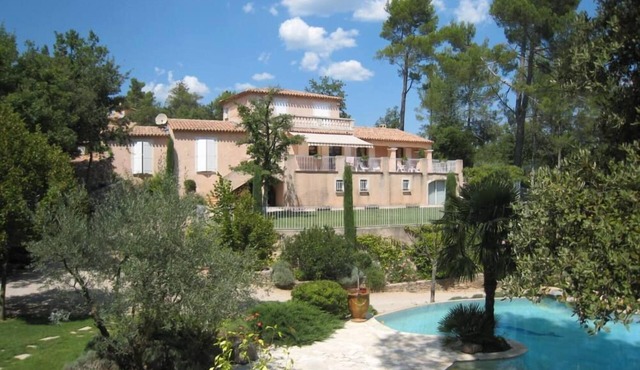LUXURIOUS VILLA IN THE HEART OF PROVENCE VERTE IN OASIS DE VERDURE