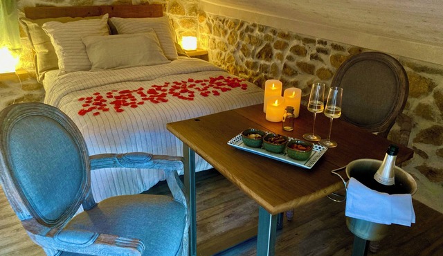 Laissez Vous Tenter par une Nuitée Romantique Avec Bain Nordique Privatif!