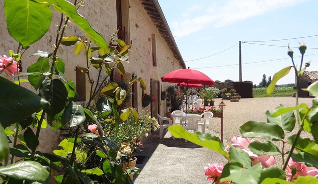 L'Hirondelle: a pretty gite with pool and lovely gardens