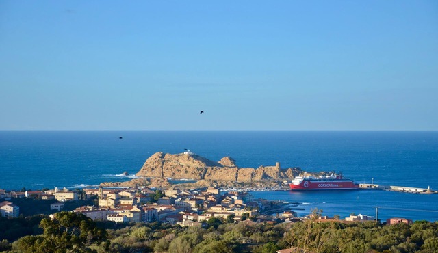 L'Ile-Rousse, lovely 4-person apartment, private parking, air conditioning and stunning sea view