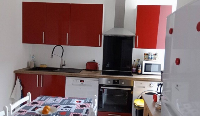 L'isard vue de Charme Donnant sur L'église et la Montagne Dans Quartier Historique