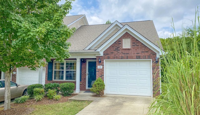 L👀K! 2 BR/2.5 bath Condo Near Lake & Airport
