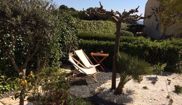 L'Oasis, apartment with terrace and private garden 100 m from the beach