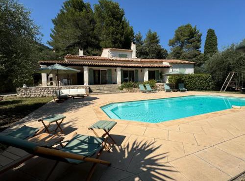 L'Oliveda - complètement climatisée, piscine, calme, proche commerce et lac, ski à 45min