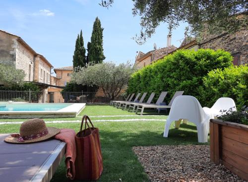 L'Ostal Saint Hilaire d'Ozilhan - Bed & Breakfast