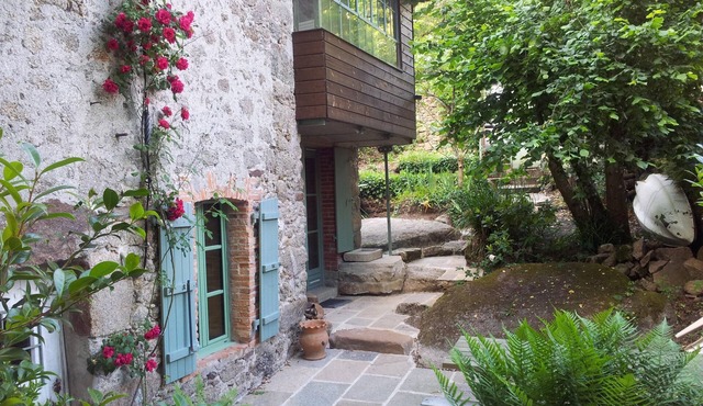 L'Oublière gite on the banks of the Sèvre, a stone's throw from the tourist town of Clisson.