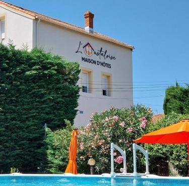 L'Oustaloise - Chambres et table d'hôtes prés de Béziers- Alex est cuisinier de métier- Piscine avec transats et parasols terrasse parking privé et garage à vélos motos- Labellisée Accueil vélo et Vignoble et découverte
