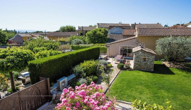 L'Oustau de Famiho Air-conditioned gite in renovated farmhouse near Avignon swimming pool