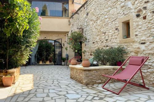 L'Uzétienne- Large residence with pond and patio!