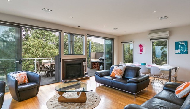 L'VISTA LORNE - Peaceful Location, Luxury Family Holiday House Adjoining Forest.