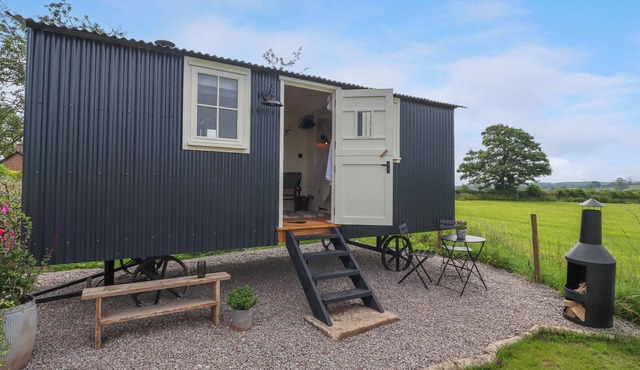 LA'AL LING, romantic, with hot tub in Penrith