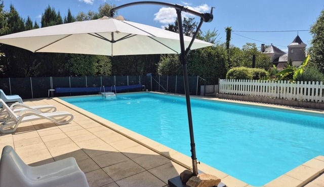 La Barge – Charming Apartment with Shared Pool in the Heart of the Château