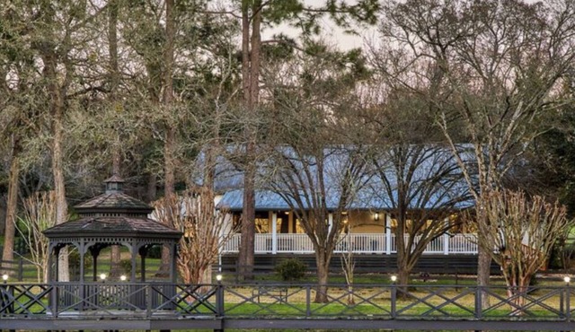 La Bahia Retreat - A Private Country Estate with 3 Houses, Swimming Pool & Pond
