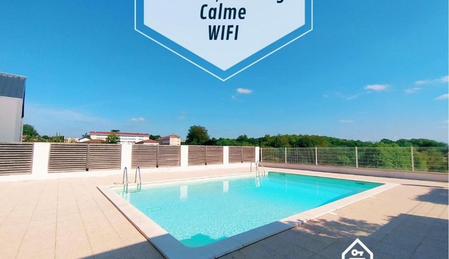 La Baignade de Montaigu, piscine et garage couvert