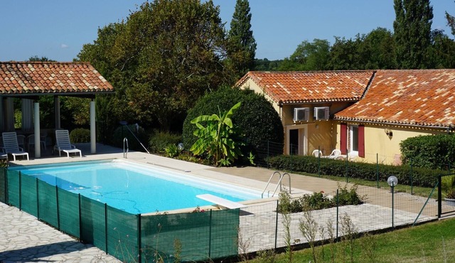 La Bakénia, gite T2 "Nissou" with pool and air conditioning