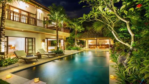 LA-BALI Villa Sanur, Spacious & Large 4BR with Private Pool, Pool Table, 5-Minutes walk to the Beach, Private Cook, Massage, Daily Tour