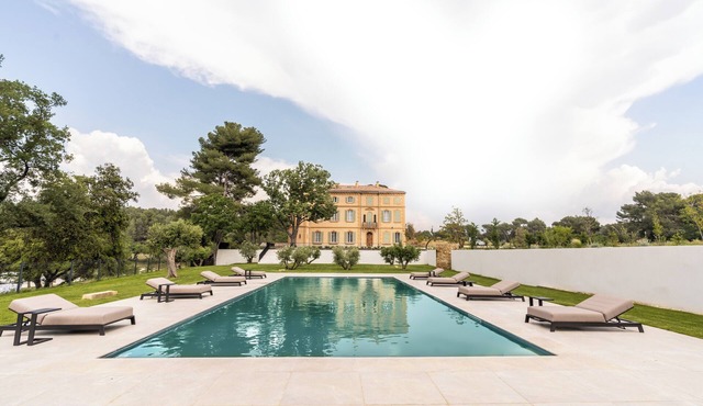 La Bastide Blanche - Magnificent house located 15 minutes from Aix-en-Provence.