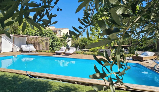 La Bastide des Oliviers Provencal gîte with swimming pool in 1 ha of greenery