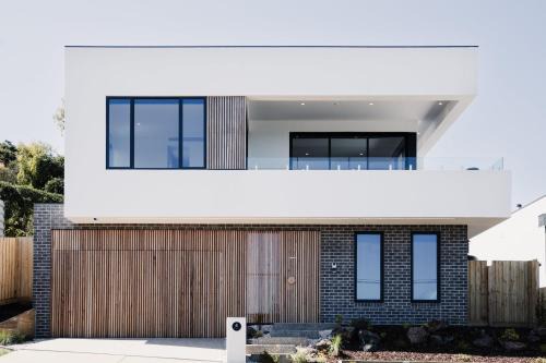 La Bella Beach House-Sleeping 9, Wood Fire, Aircon